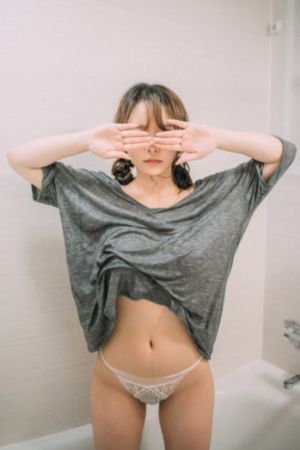 顺着男生的腹肌向下摸_迅雷极速版下载